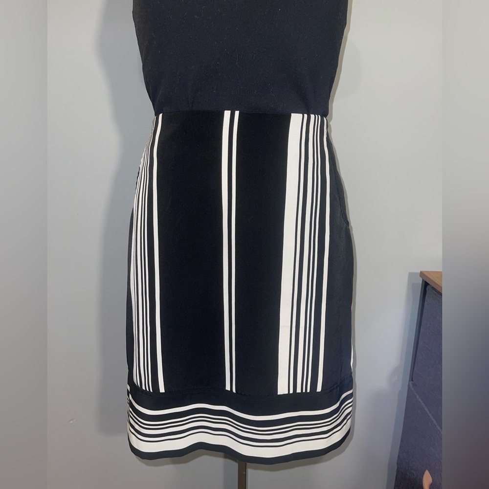 The Limited Black and White Striped Mini Skirt EUC woman’s size XS